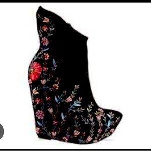Size 10M Jeffrey Campbell Zany booties
